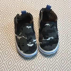 NWOT Robeez soft soled baby shoes.